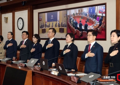 [포토] 국민의례 하는 국무위원들