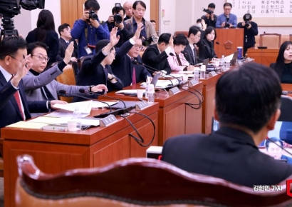 [포토] 법사위원장에게 항의하는 국민의힘 의원들