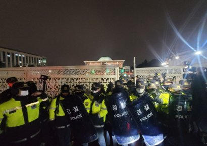 이재명, 국민들께 "신속히 국회로 와달라…민주주의 마지막 보루 지켜야"(상보)