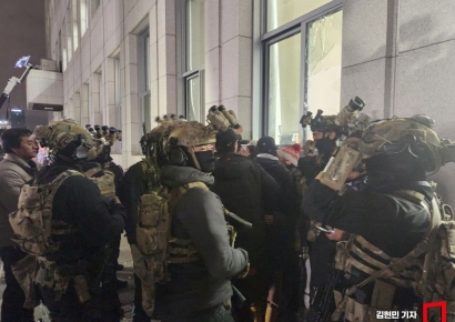 [포토] 국회 본청 진입하는 계엄군