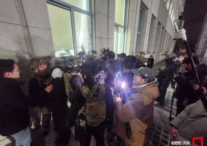 [포토] 시민들과 대치하는 계엄군