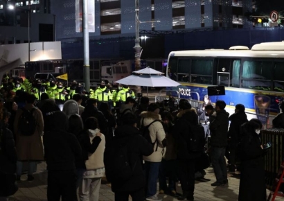 [포토] 통제되고 있는 대통령실 앞 인도