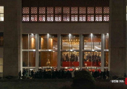 [포토] 국회 본회의장 진입 시도하는 공수부대