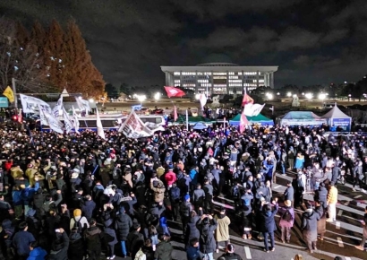 "비상계엄 선포? 이게 나라냐"…‘초유의 6시간’에 시민들 격앙