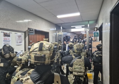 부정선거 음모론 모스 탄, 서울대 정문서 비상계엄 옹호