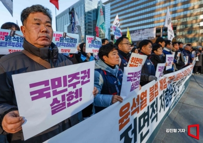 [포토] 광화문 광장에 나선 민주노총과 시민단체