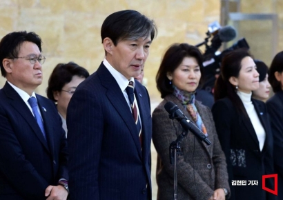 조국 "유시민, 내 인생 가장 소중한 인연…진중권은 국민의힘 나팔수 역할"