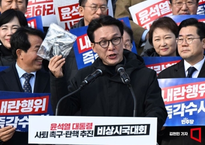 [포토] 계엄군 수갑 들어보이는 김민석 의원