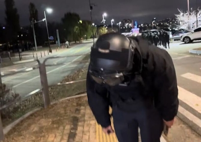 "촬영 멈춰 달라한 건데"…'고개숙여 사과한 계엄군'에 반박글