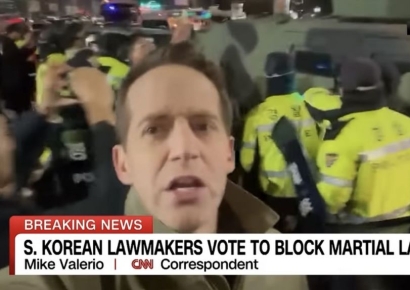 헬기와 함께 계엄군 등장하자…"믿을 수 없어" CNN 기자 화들짝 
