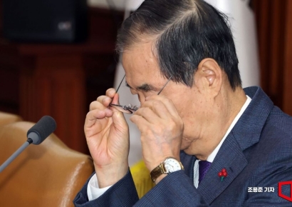 [포토] 안경만지는 한덕수 국무총리