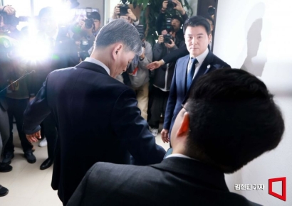 [포토] 보안 검색 받는 조지호 경찰청장