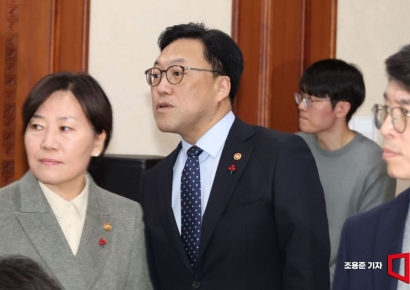 [포토] 국무위원 사의표명 후 첫 회의 참석한 김병환 위원장