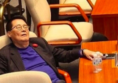 "나 82세 골드보이야"…17번 계엄령 모두 겪은 박지원, 잠든 사진에 재치만점 촌평