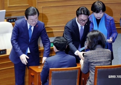 [포토] 감사원장 등 탄핵 투표하는 이재명 대표