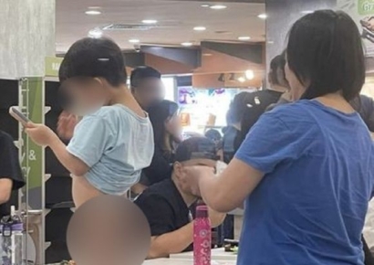 응가한 기저귀 갈고 물티슈로 쓱쓱…식당 민폐맘에 난리난 싱가포르 