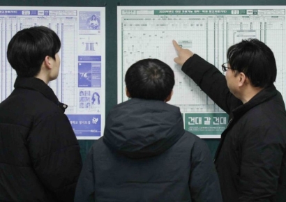 [포토] 대입 참고표 보며 선생님과 상의하는 고3 수험생들