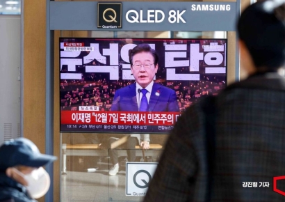 [포토] 이재명 대표 특별성명 지켜보는 시민들