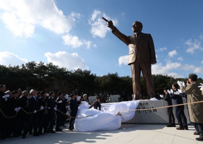 계엄사태 와중에 10번째 '박정희 동상' 제막…尹 화환 눈길
