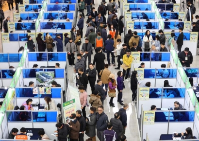 지난해 일자리 증가 '역대 최소'…20대·대기업 줄었다