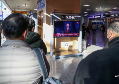 [포토] 윤석열 대통령 대국민담화 지켜보는 시민들