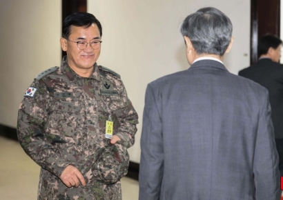 [포토] 국정원장과 인사하는 여인형 전 방첩사령관