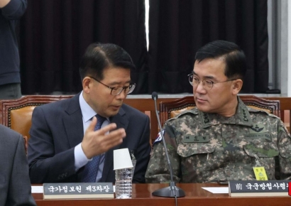 [포토] 정보위 긴급현안질의 출석한 전 방첩사령관과 국정원 3차장