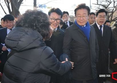 [포토] 시민들과 인사하는 이재명 대표