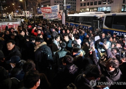 외신 "계엄 사태, 한국의 양면 드러내…권위주의 잔재 있다"