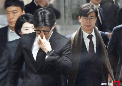 [포토] 국민의힘 의원총회장에서 나서는 한동훈-조경태