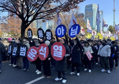 [르포]“대통령 탄핵 당연히 가결돼야”…국회 앞 가득 메운 시민들