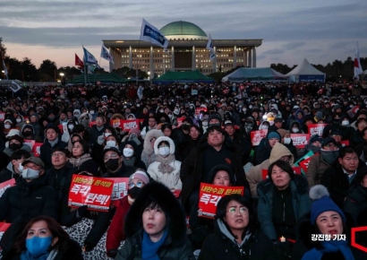 [포토] 본회의장 퇴장하는 국민의힘 의원들 보는 시민들