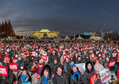 [포토] 숨죽이며 탄핵표결 지켜보는 시민들