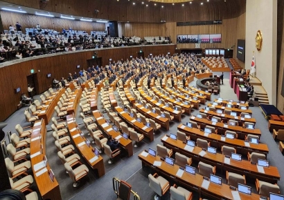 [포토] 대통령 탄핵소추안 표결, 여당 의원석에 홀로 앉은 안철수