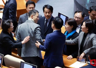 [포토] 야당 의원들 격려 받는 김상욱 국민의힘 의원