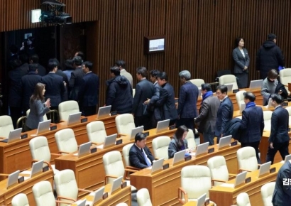 [포토] '尹 탄핵안 폐기' 본회의장 나서는 야당 의원들