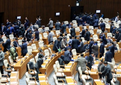 [포토] ‘尹 탄핵안’ 투표함도 열지 못했다…與 불참에 표결 무산