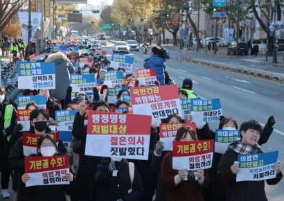 거리로 뛰쳐나온 전공의…與 '탄핵 보이콧' 후폭풍 