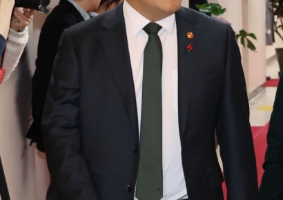 계엄·탄핵 정국에 금융위 수장 "시장안정 대책, 만반의 준비 해달라"