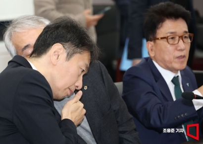 [포토] 대화하는 이복현 원장과 이석준 회장