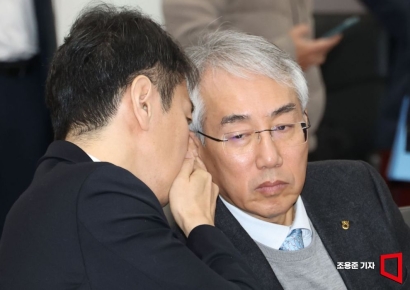 [포토] 귀엣말하는 이복현 금감원장 