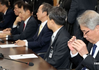 [포토] 안경 만지는 임종룡 우리금융지주 회장