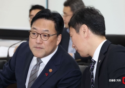 [포토] 대화하는 김병환 위원장과 이복현 원장