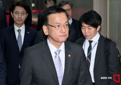 [포토] 국회의장실 향하는 최상목 부총리