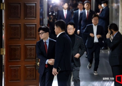 [포토] 의총장 들어서는 한동훈