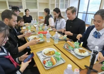 "30만원에 고교생 돼볼까"…외국인들 몰린다는 日 폐교