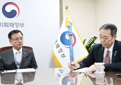 최상목, 日대사에 "경제 굳건"...계엄發 리스크 방어 나서  