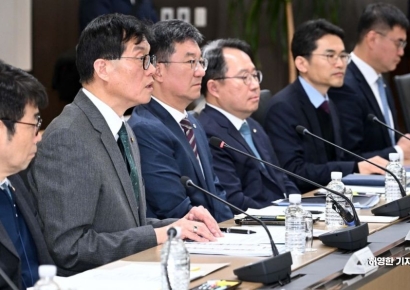 野의원들 만난 이창용 총재 "여야 예산안 합의 처리해야"