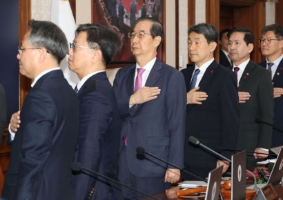 [포토] 국민의례하는 한덕수 총리와 국무위원