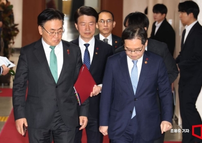 [포토] 굳은 표정으로 국무회의 참석하는 국무위원들